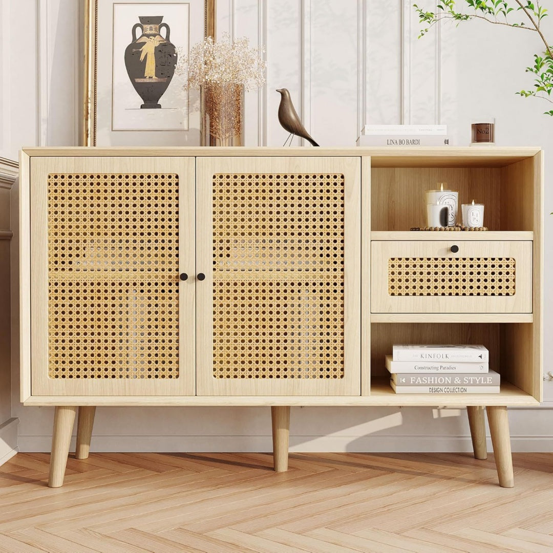 Verstellbare Ablagen treffen auf Holzbeine an dem Sideboard