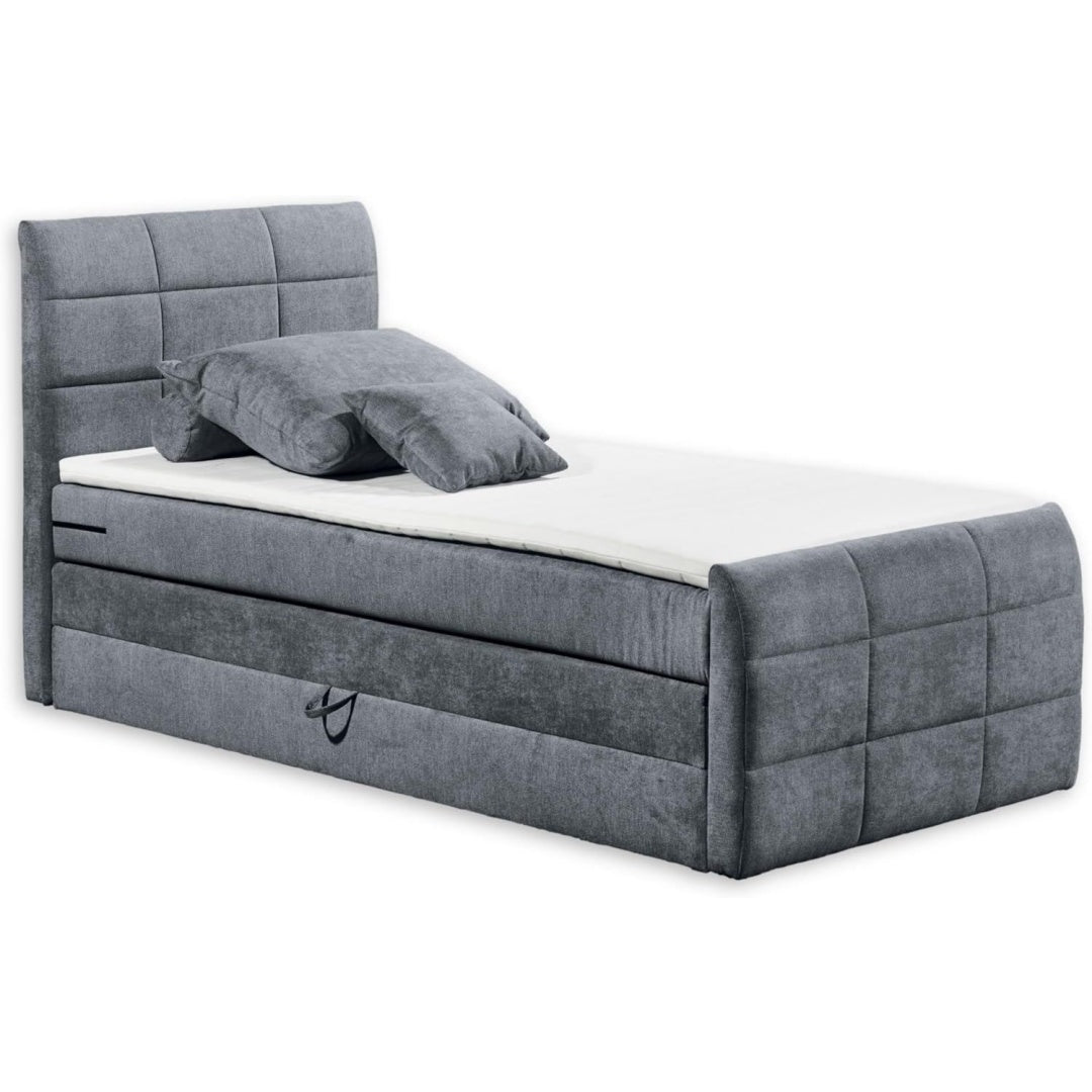 Weiche Polster und eine Fussauflage an dem Boxspringbett