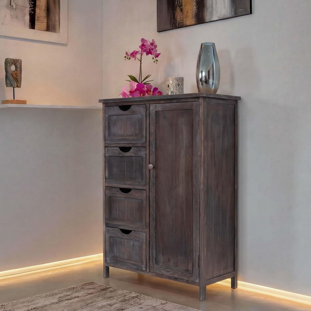 Das Sideboard nimmt mit 82 x 55 x 30 cm Gestalt an