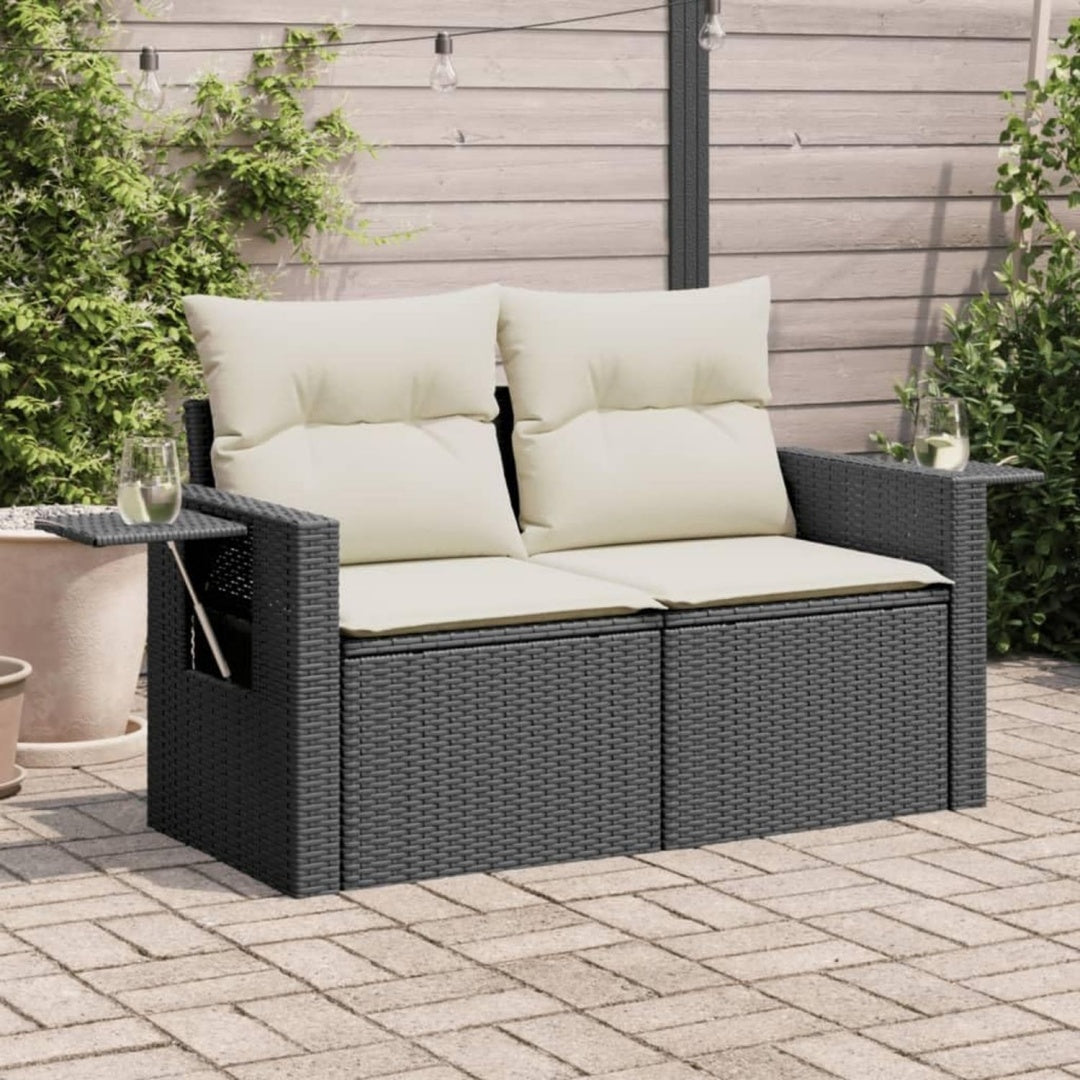 Sofa verbindet Flechtoptik und eine klappbare Konstruktion