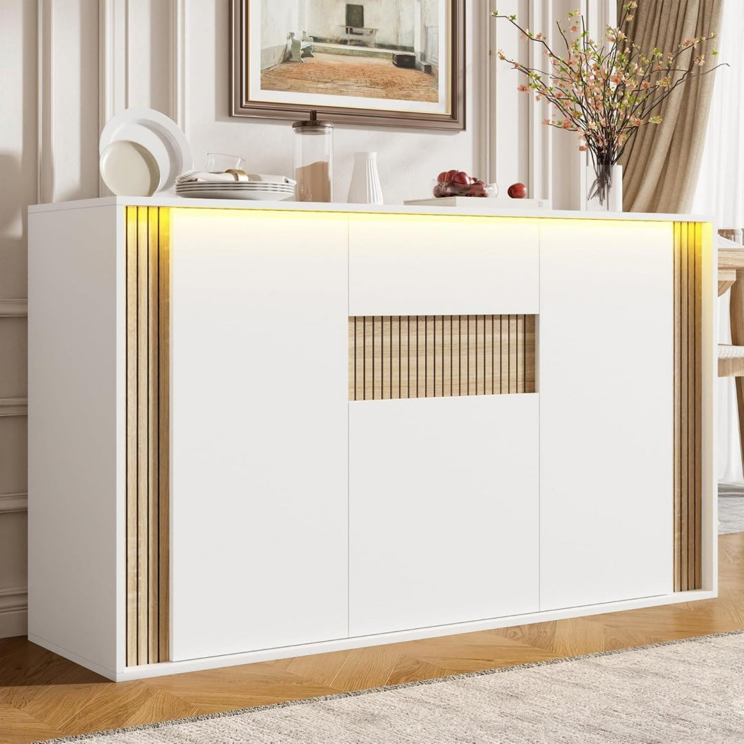 Geschlossener Stauraum trifft bei dem Sideboard auf eine Schublade