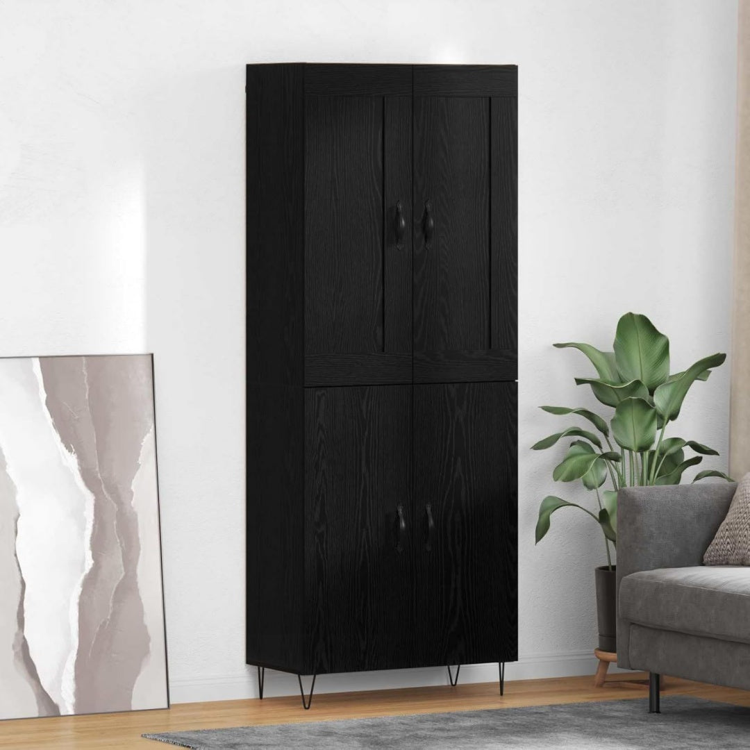 Geschlossener Stauraum und Metallgriffe an dem Hochschrank