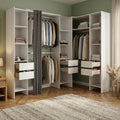 Schubladen an dem Kleiderschrank