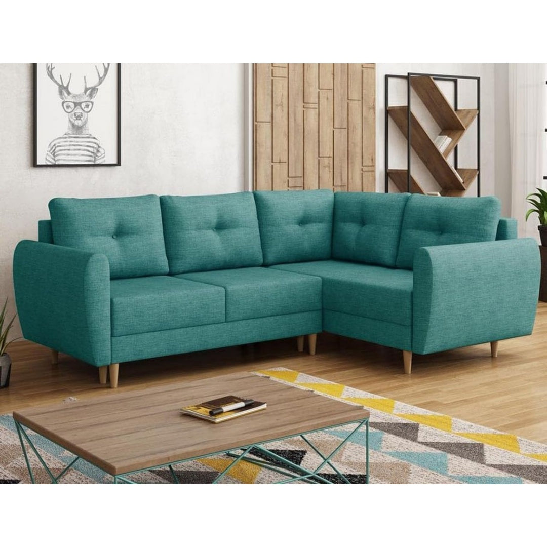 Holzbeine und eine Schlaffunktion an dem Sofa