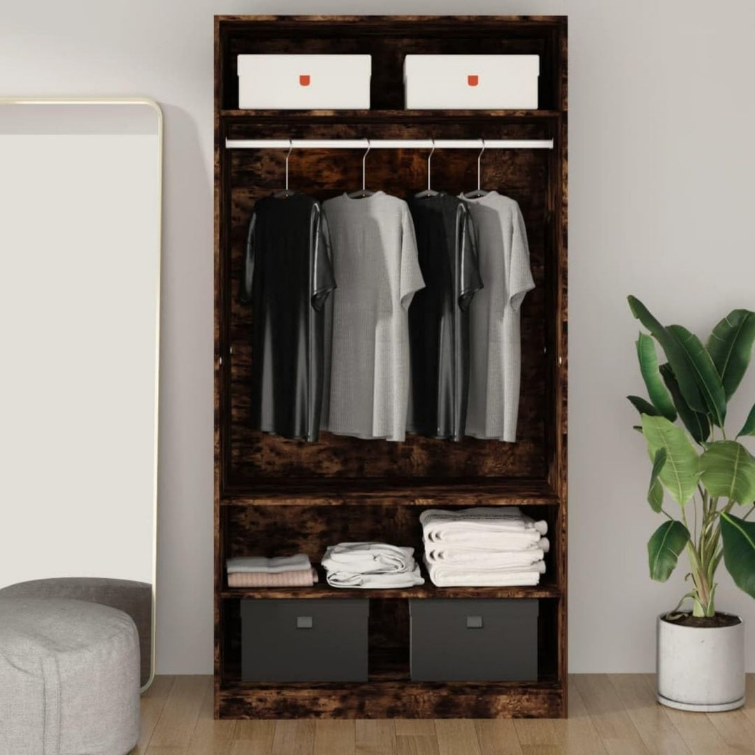 Offene Ablagen bestimmen das Erscheinungsbild von dem Kleiderschrank