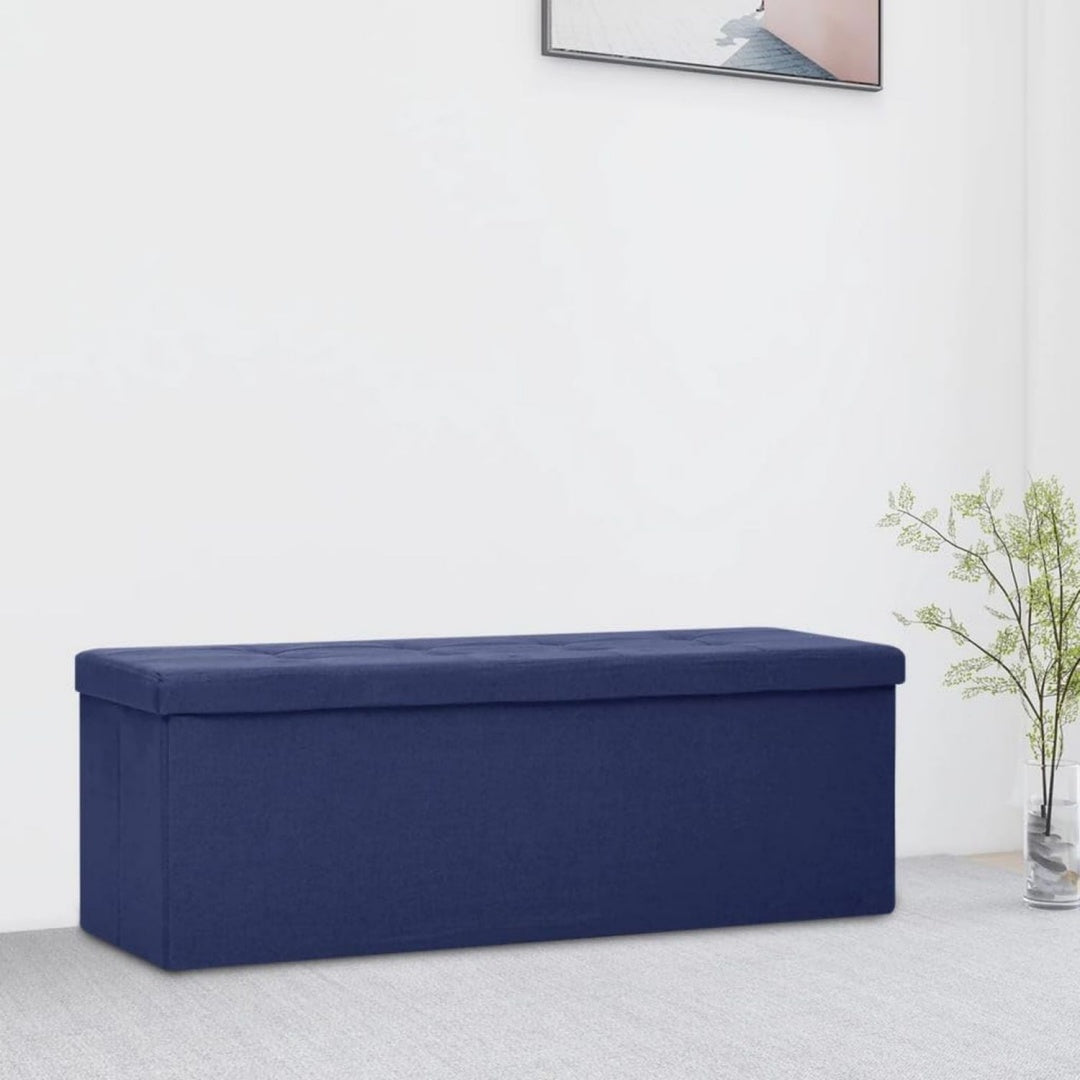 Eine klappbare Konstruktion praegt die Sitzbank in Blau